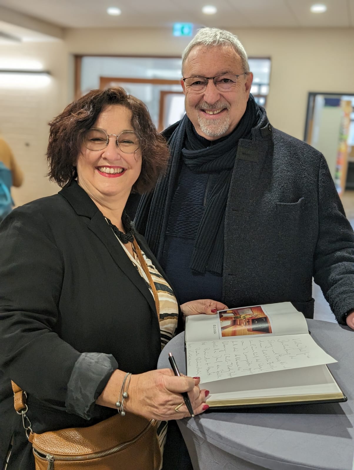 Ehepaar%20Kohlhaas%20tr%C3%A4gt%20sich%20in%20das%20G%C3%A4stebuch%20der%20Schule%20ein Ehepaar%20Kohlhaas%20tr%C3%A4gt%20sich%20in%20das%20G%C3%A4stebuch%20der%20Schule%20ein